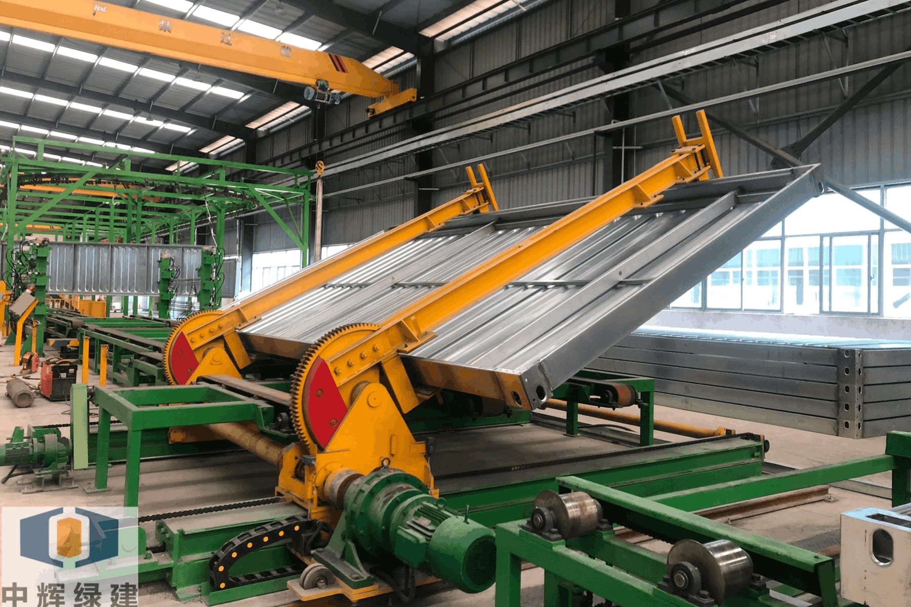 Expandable house floor and wall panels on an automatic folding platform